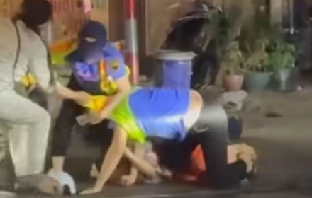 Người phụ nữ vượt rào chắn tàu, hành hung hai nhân viên đường sắt