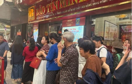 Bất chấp lãnh đạo Bảo Tín Minh Châu bị bắt. Cửa hàng Bảo Tín Minh Châu tấp nập khách mua vàng