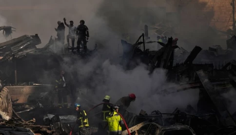 Iran đóng eo biển Hormuz, dọa hủy lệnh ngừng bắn