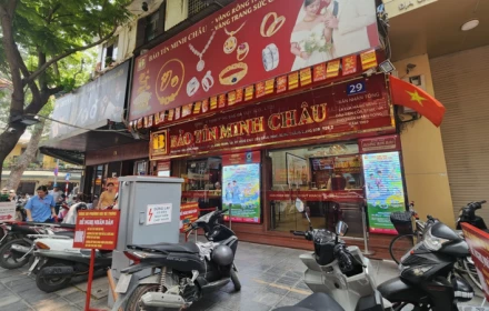 Giá vàng hôm nay mới nhất (9/4) lao dốc: Nhà vàng không còn bán trên giấy hẹn, khách mua vắng lạ thường