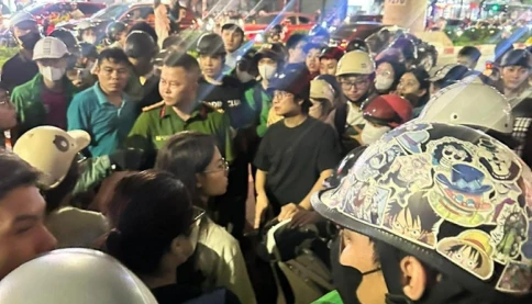 Hành xử chán quá! Nữ tài xế Grab nghi bị 2 vợ chồng đánh chảy máu đầu ở Hà Nội