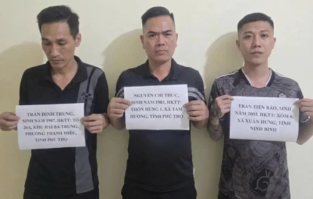 Thiếu nữ 17 tuổi bị 3 gã đàn ông kéo vào phòng VIP quán karaoke, đánh đập ép gọi về gia đình đòi tiền