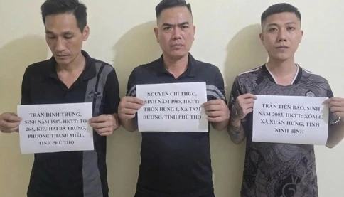 Thiếu nữ 17 tuổi bị 3 gã đàn ông kéo vào phòng VIP quán karaoke, đánh đập ép gọi về gia đình đòi tiền