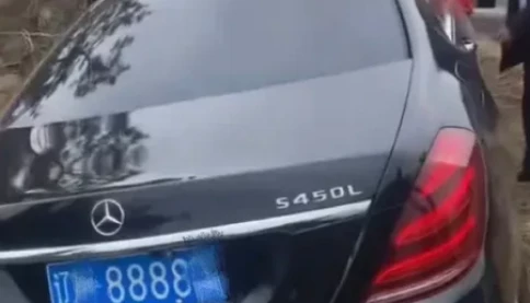 Chôn cả chiếc Mercedes biển số tứ quý 8 theo người đã chết