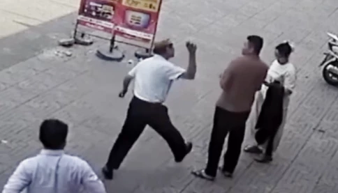 Công an xác minh vụ tài xế taxi cãi vã, tấn công bằng gạch 2  vợ chồng khách đi xe