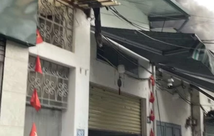 Cháy kho đông lạnh trong ngõ ở Hà Nội, cột khói đen cao cuồn cuộn