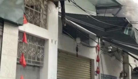 Cháy kho đông lạnh trong ngõ ở Hà Nội, cột khói đen cao cuồn cuộn