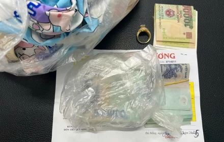 Nhẫn vàng cùng hàng chục triệu đồng bị bỏ quên trên bãi biển Đà Nẵng