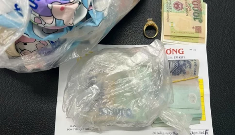 Nhẫn vàng cùng hàng chục triệu đồng bị bỏ quên trên bãi biển Đà Nẵng