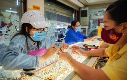 Giá vàng thế giới rơi thẳng đứng, trong nước giảm sâu