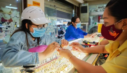 Giá vàng thế giới rơi thẳng đứng, trong nước giảm sâu