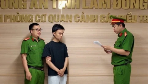 'Thao tác giúp' khách trên điện thoại, nhân viên ngân hàng lừa khách 1,7 tỉ đồng