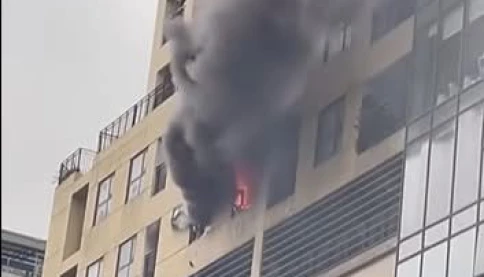 Đang cháy lớn tại một chung cư trên đường Trường Chinh - Hà Nội. Mong không ai bị sao 🙏🙏🙏