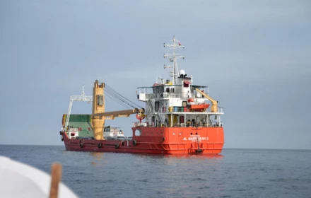 Tàu chở dầu đang đi qua eo biển Hormuz trong ngày đầu Mỹ phong tỏa