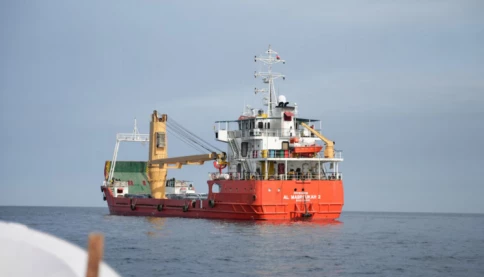 Tàu chở dầu đang đi qua eo biển Hormuz trong ngày đầu Mỹ phong tỏa