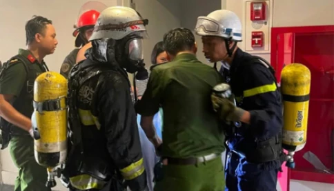 Cháy căn hộ chung cư trên phố Vương Thừa Vũ (Hà Nội), kịp thời giải cứu 3 người 🔥