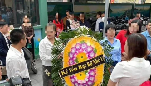Từ vòng hoa đến trang phục phản cảm: Chụp kỷ yếu cuối cấp hay la trơi chội?