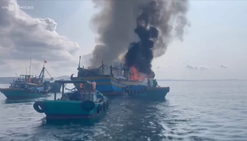 ‼️NÓNG: Tàu chở 21 người bốc ch🔥áy ngùn ngụt ngoài biển Phan Thiết