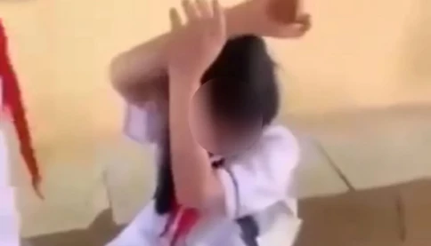 Nóng! Công an điều tra người phát tán clip nữ sinh bị 2 bạn đánh, ép cởi áo trong lớp học