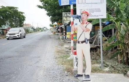 Giật mình thấy cảnh sát giao thông bắn tốc độ liền giảm tốc, hoá ra hình nộm
✍️✍️✍️