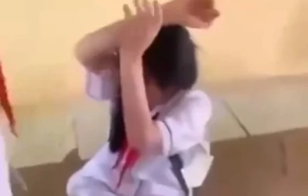 Học sinh lớp 8 bị bạn cùng lớp đánh, ép cởi áo để quay clip