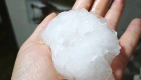 Bất ngờ mưa đá to bằng nắm tay ở Bắc Hà, Lào Cai