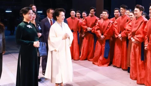 Phu nhân lãnh đạo Trung Quốc và Việt Nam thăm Nhà hát lớn Quốc gia Trung Quốc