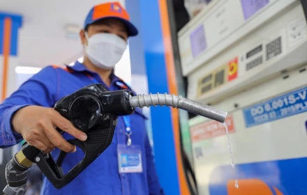 Giá xăng dầu ngày 16/4: Xăng tăng nhẹ, dầu giảm; thị trường thế giới bật tăng do gián đoạn nguồn cung