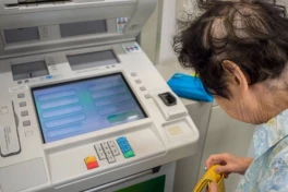 Cấm người già nghe điện thoại khi rút tiền ATM để tránh bị lừa