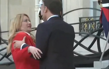 Cảnh Tổng thống Pháp Macron ôm ghì Thủ tướng Ý Meloni được chia sẻ như vũ bão