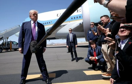 Ông Trump thể hiện tư thế uy quyền khi trả lời câu hỏi của các phóng viên hôm qua.