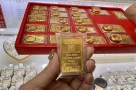Vì sao giá vàng thế giới giảm nhưng vàng trong nước vẫn neo cao?