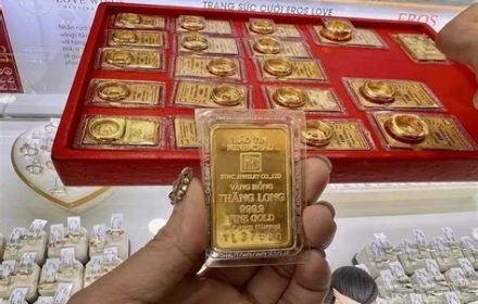 Vì sao giá vàng thế giới giảm nhưng vàng trong nước vẫn neo cao?