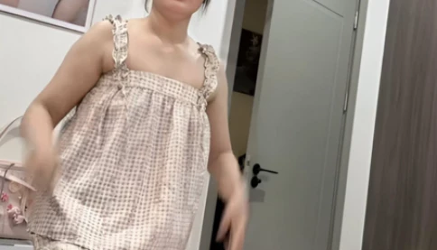 Đang viral: Mẹ chồng sinh năm 1981 với nhan sắc trẻ trung, xinh đẹp, được con dâu đăng video "tuyển chồng cho mẹ" sau 20 năm ở vậy nuôi con