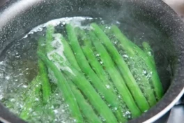Một số loại rau cần chần qua nước sôi