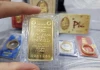 Vì sao có nghịch lý: Giá vàng trong nước lại đồng loạt giảm mạnh trong khi thị trường thế giới bật tăng?