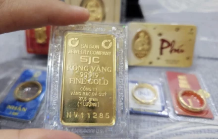 Vì sao có nghịch lý: Giá vàng trong nước lại đồng loạt giảm mạnh trong khi thị trường thế giới bật tăng?