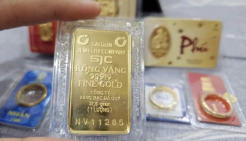Vì sao có nghịch lý: Giá vàng trong nước lại đồng loạt giảm mạnh trong khi thị trường thế giới bật tăng?
