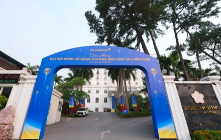 Sacombank tăng tốc tái cơ cấu, chờ “gỡ nút” cổ phần liên quan ông Trầm Bê