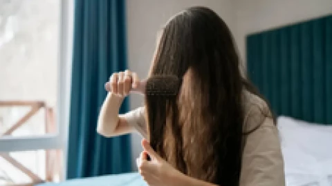 Chải tóc thường xuyên và không chải tóc thường xuyên, cái nào tốt cho sức khỏe hơn?