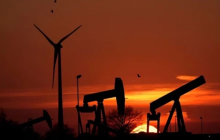 Giá xăng dầu hôm nay 23/4: Dầu thô vượt mốc 100 USD vì “điểm nóng” Hormuz, xăng RON95, RON 92 trong nước vẫn rẻ