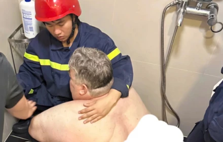 Giải cứu du khách Mỹ nặng gần 300kg mắc kẹt trong phòng vệ sinh ở Đà Nẵng