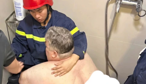 Giải cứu du khách Mỹ nặng gần 300kg mắc kẹt trong phòng vệ sinh ở Đà Nẵng