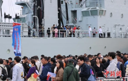 Trung Quốc cho người dân tham quan các tàu hải quân để trải nghiệm sức mạnh quốc phòng