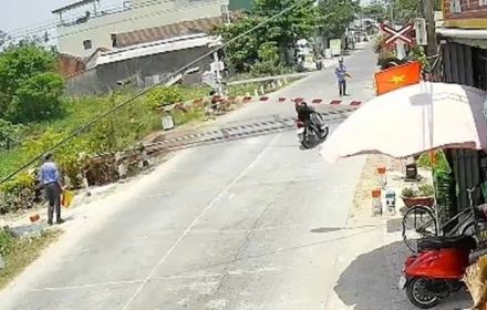 Trích xuất camera vụ nhân viên đường sắt đá người tông gãy rào chắn, thông tin bất ngờ về tài xế