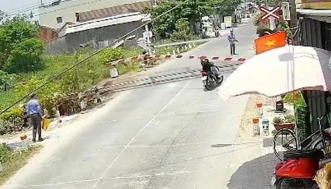 Trích xuất camera vụ nhân viên đường sắt đá người tông gãy rào chắn, thông tin bất ngờ về tài xế