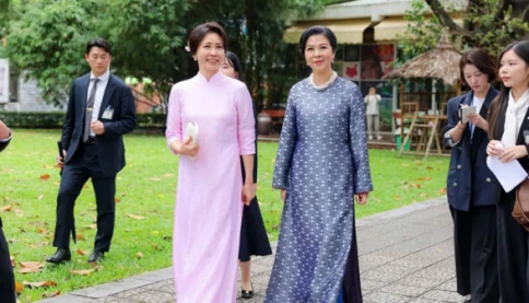 Phu nhân Kim Hae Kyung  cảm ơn phía Việt Nam và Phu nhân Ngô Phương Ly đã dành cho Đoàn Hàn Quốc cùng cá nhân bà sự tiếp đón trọng thị