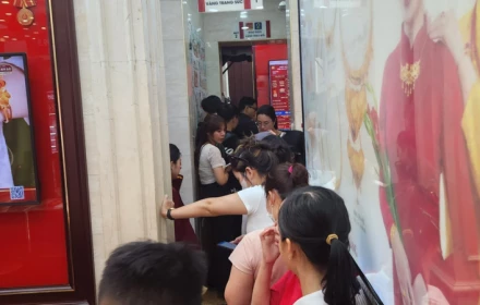 Giá vàng giảm, dân xếp hàng nhưng có mua được không?