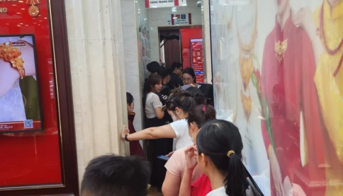 Giá vàng giảm, dân xếp hàng nhưng có mua được không?
