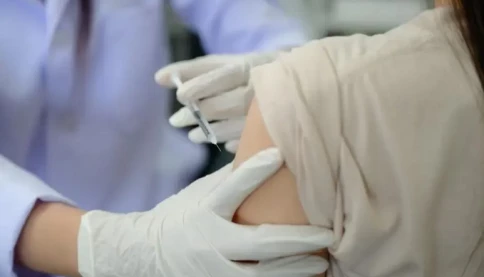 Tại sao một số loại vắc-xin chỉ cần tiêm một lần, trong khi những loại khác lại cần tiêm hàng năm?